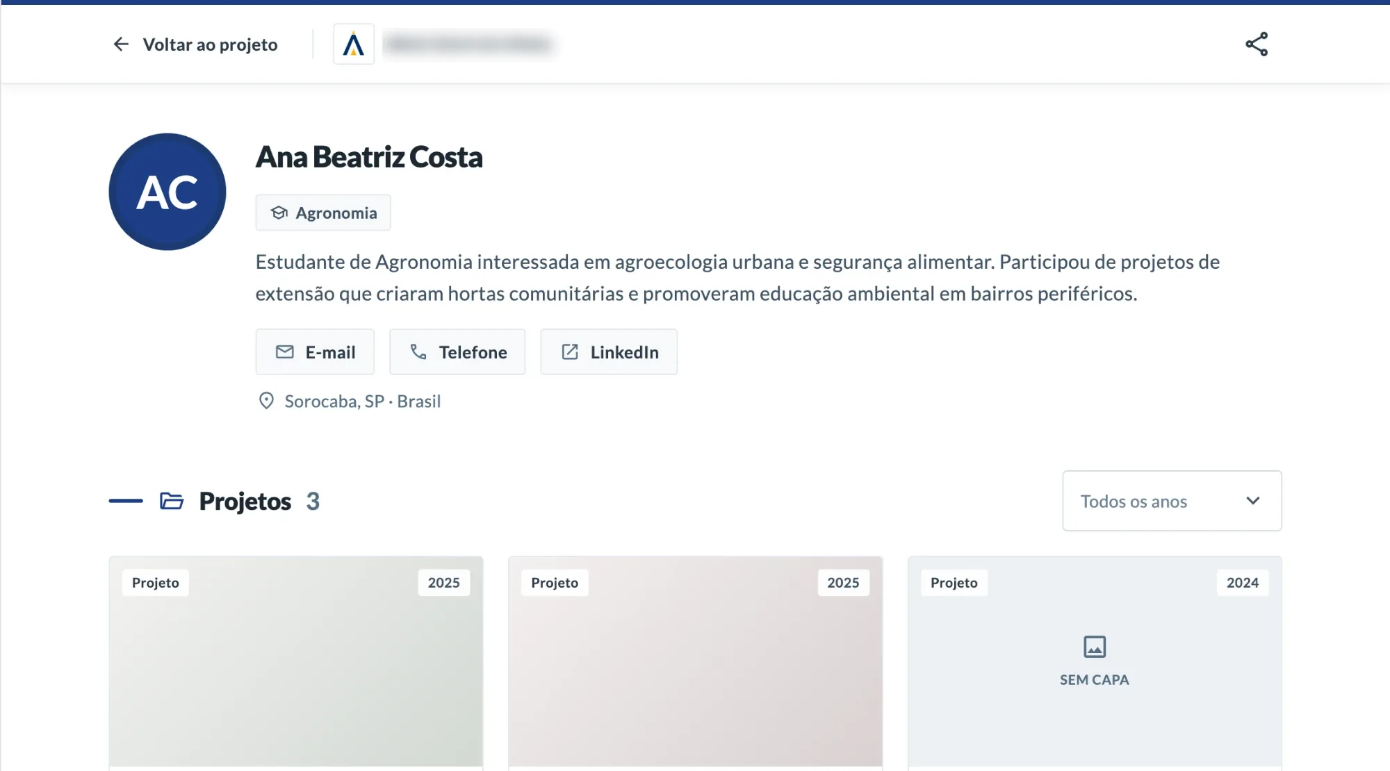A student's public profile: name, course, a short bio, contact buttons, location and the list of their projects. The institution's name is blurred.